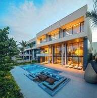 Golfers Paradise: Villa at World-class Course Edge