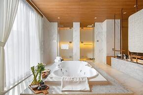 Golfers Paradise: Villa at World-class Course Edge