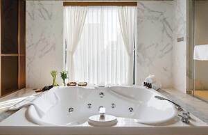 Golfers Paradise: Villa at World-class Course Edge