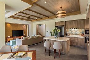 Beachside Villa: 2BR Private Pool & Breakfast