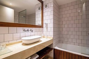 High End Spacious Studio in Soho T105