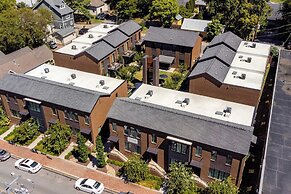 The Magnolia 2 by Avantstay Germantown Balcony