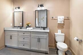 The Magnolia 2 by Avantstay Germantown Balcony