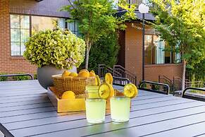 The Magnolia 2 by Avantstay Germantown Balcony