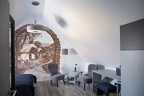 4 Cats Shelter Apartments