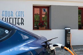 4 Cats Shelter Apartments