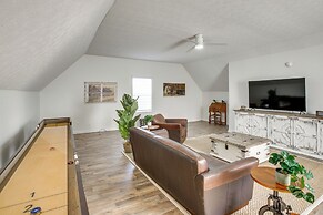 Private Deck & Game Room: Portland Group Getaway