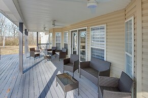 Private Deck & Game Room: Portland Group Getaway