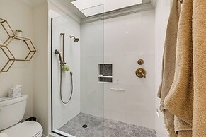 Relax by Pool & Play Tennis: Biltmore Retreat!