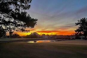 Relax by Pool & Play Tennis: Biltmore Retreat!