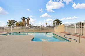 Near Lakes & Trails: Mesa Home w/ Golf Course View