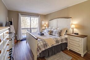 Walk to Beech Mtn Slopes: Cozy Condo w/ Fireplace!