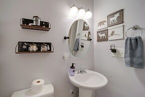 Walk to Beech Mtn Slopes: Cozy Condo w/ Fireplace!