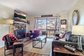 Walk to Beech Mtn Slopes: Cozy Condo w/ Fireplace!