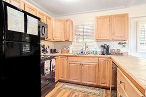 Walk to Beech Mtn Slopes: Cozy Condo w/ Fireplace!