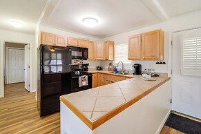 Walk to Beech Mtn Slopes: Cozy Condo w/ Fireplace!