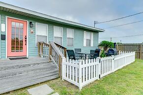 Walk to Beach & Pier: Updated Abode in Rockport!