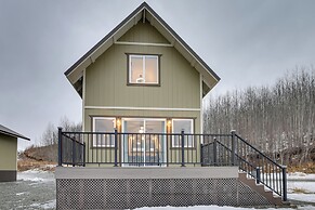 Mountain-view Deck: Secluded Cabin in Palmer