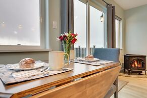 Mountain-view Deck: Secluded Cabin in Palmer