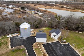 9 Mi to Dtwn Granbury: Getaway w/ Water Views