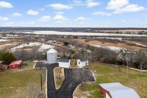 9 Mi to Dtwn Granbury: Getaway w/ Water Views
