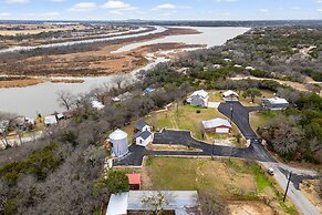 9 Mi to Dtwn Granbury: Getaway w/ Water Views
