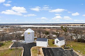 9 Mi to Dtwn Granbury: Getaway w/ Water Views