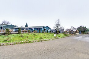 5 Mi to Hillsboro: Peaceful Home w/ Fire Pit