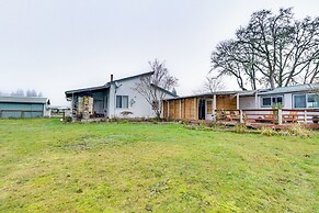 5 Mi to Hillsboro: Peaceful Home w/ Fire Pit