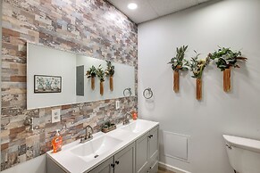 8 Mi to Kentucky Downs: Quiet Getaway w/ Patio