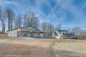 8 Mi to Kentucky Downs: Quiet Getaway w/ Patio