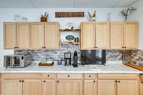 8 Mi to Kentucky Downs: Quiet Getaway w/ Patio