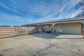 8 Mi to Kentucky Downs: Quiet Getaway w/ Patio
