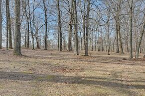 8 Mi to Kentucky Downs: Quiet Getaway w/ Patio