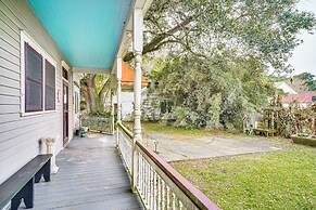Walk to Parks & Cafes: Historic Jeanerette Home