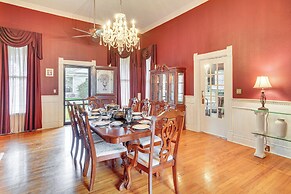 Walk to Parks & Cafes: Historic Jeanerette Home