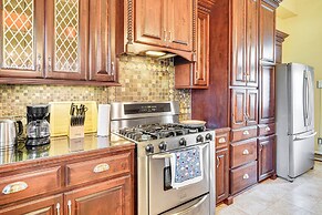 Walk to Parks & Cafes: Historic Jeanerette Home