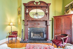 Walk to Parks & Cafes: Historic Jeanerette Home