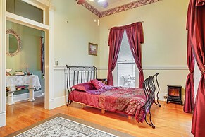 Walk to Parks & Cafes: Historic Jeanerette Home