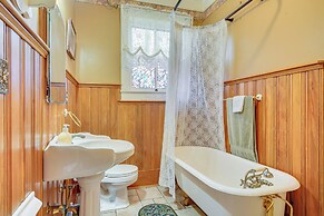 Walk to Parks & Cafes: Historic Jeanerette Home