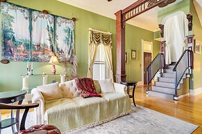 Walk to Parks & Cafes: Historic Jeanerette Home