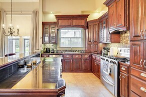 Walk to Parks & Cafes: Historic Jeanerette Home