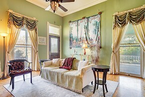 Walk to Parks & Cafes: Historic Jeanerette Home