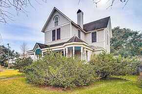 Walk to Parks & Cafes: Historic Jeanerette Home