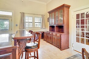 Walk to Parks & Cafes: Historic Jeanerette Home