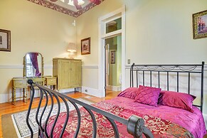 Walk to Parks & Cafes: Historic Jeanerette Home