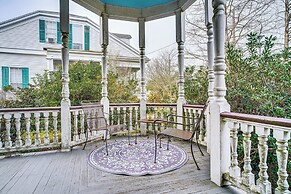 Walk to Parks & Cafes: Historic Jeanerette Home