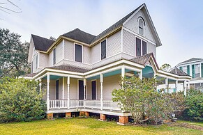 Walk to Parks & Cafes: Historic Jeanerette Home