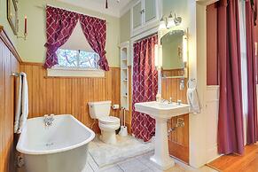 Walk to Parks & Cafes: Historic Jeanerette Home