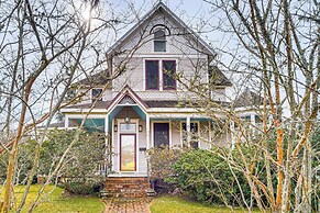 Walk to Parks & Cafes: Historic Jeanerette Home